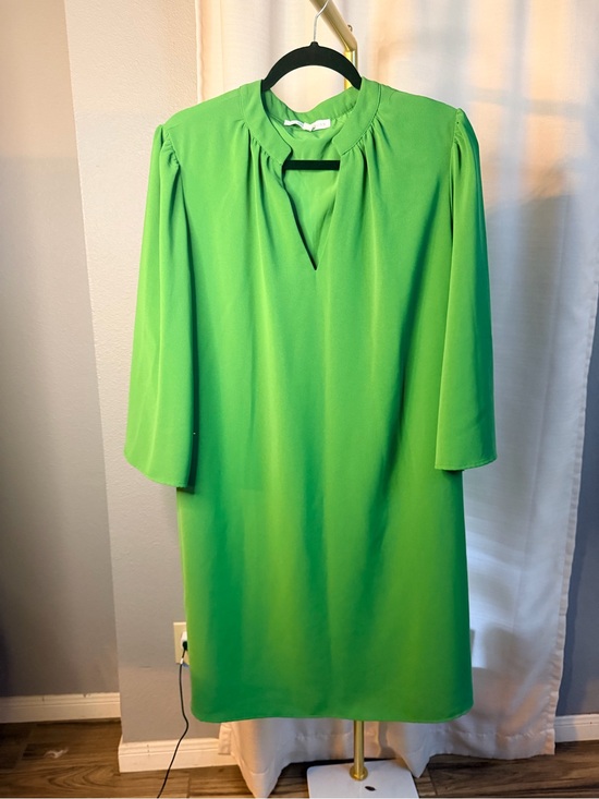 Preston & York Dresses & Skirts - Preston & York Kelly Green V-Neck Shift Dress